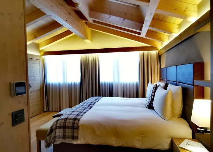 Отель De Rougemont & 4*